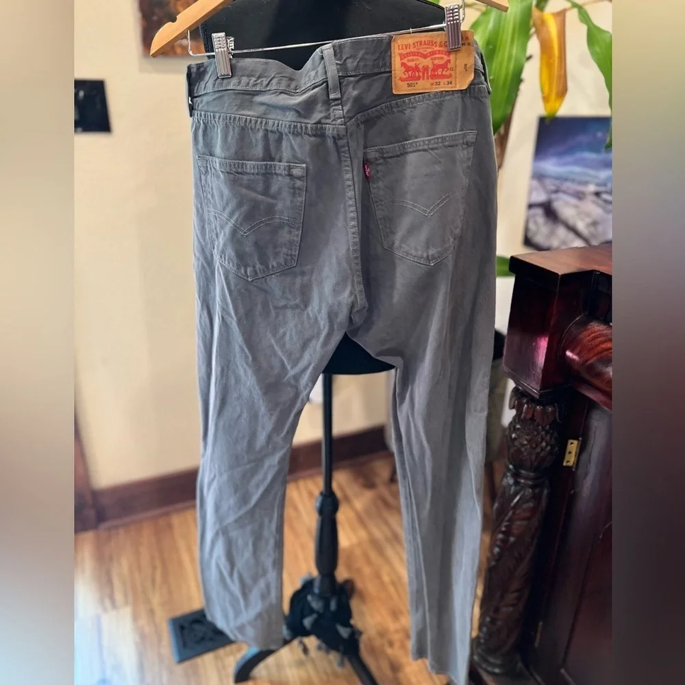 Gray Levi’s 501 jeans size 32/34 in GUC